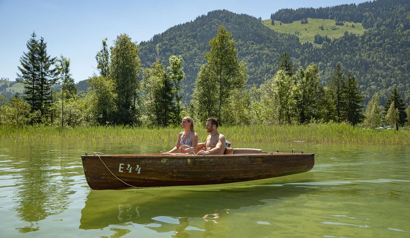 hd-kaiserwinkl-urlaub-aktivitaeten-walchsee-sommer-baden-badesee-bootfahren-3-1