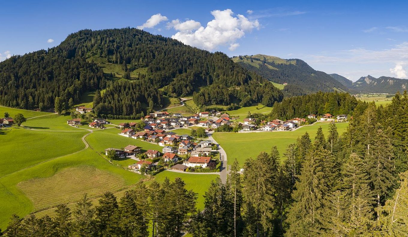 hd-kaiserwinkl-urlaub-landschaft-rettenschoess-sommerlandschaft-dorfzentrum-sommer-zahmer-kaiser