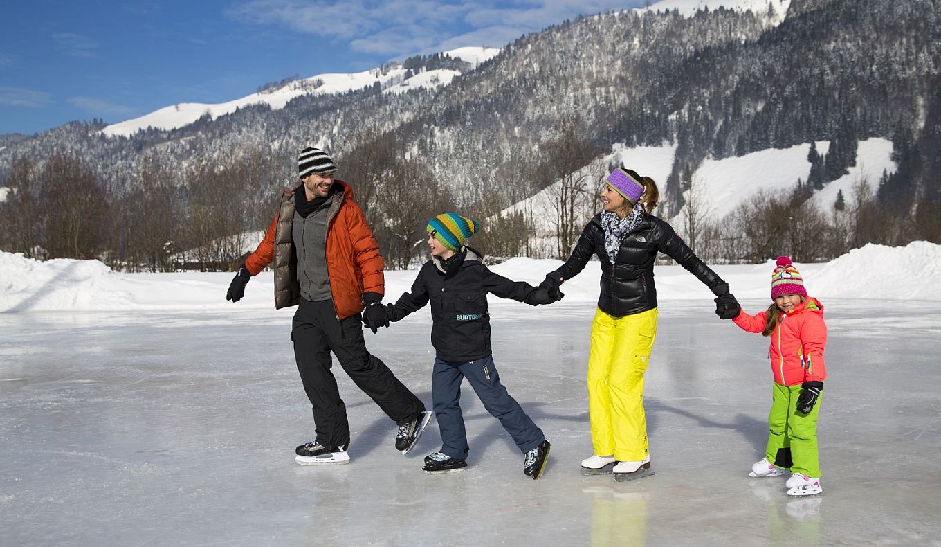 hd-kaiserwinkl-urlaub-winteraktivitaeten-eislaufen-schlittschuhfahren-winter-walchsee