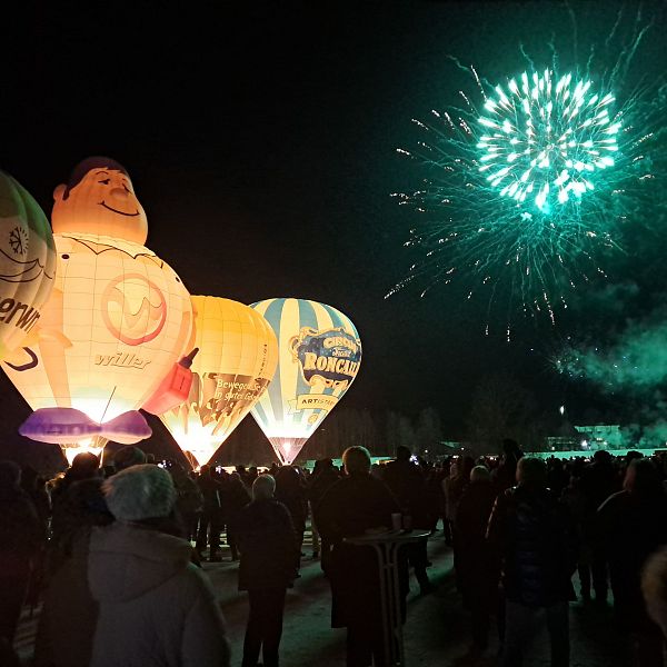 kaiserwinkl-alpin-ballooning-nacht-feuerwerk