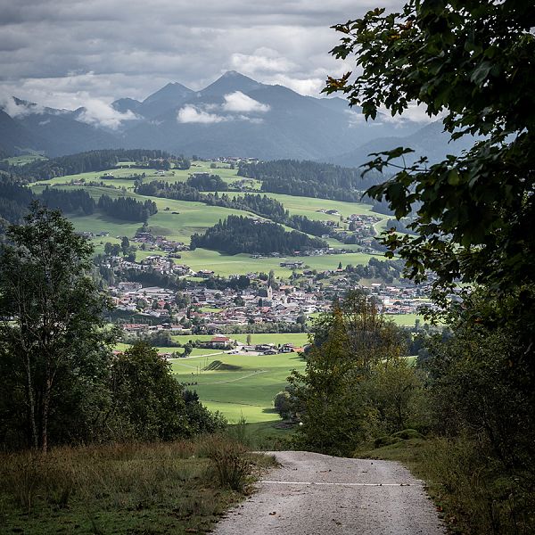 kaiserwinkl-andreasgruhle-edernalm-ottenalm-02-breiter-wanderweg