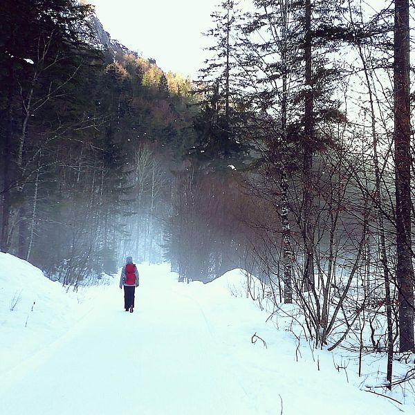 kaiserwinkl-kaiserbachtal-winter-wanderer