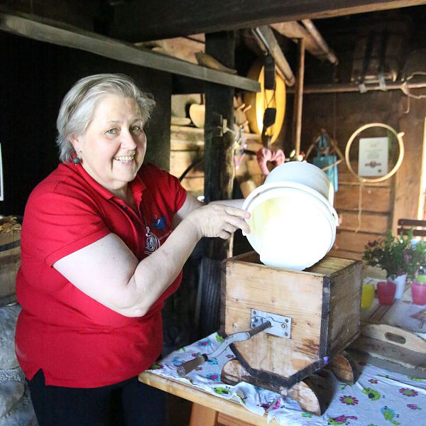 kaiserwinkl-kreative-sommerwerkstaette-butter-herstellen-5