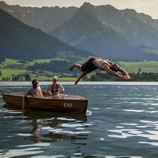 kaiserwinkl-urlaub-aktivitaeten-walchsee-sommer-baden-badesee-bootfahren-6