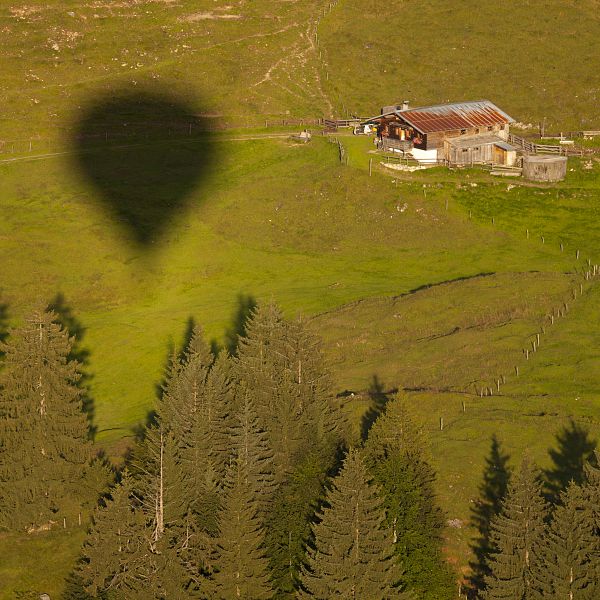 kaiserwinkl-urlaub-landschaft-sommer-sommerlandschaft-ballonfahren