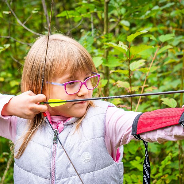 kaiserwinkl-urlaub-sommer-veranstaltungen-familie-kinderprogramm-kreative-sommerwerkstaette-bogenschiessen-1