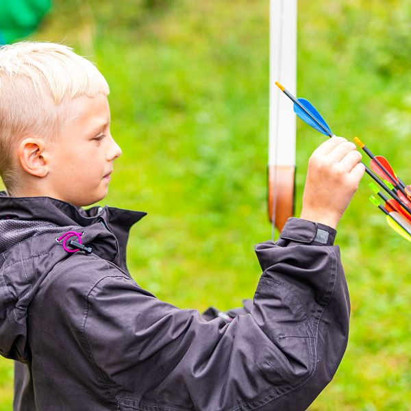 kaiserwinkl-urlaub-sommer-veranstaltungen-familie-kinderprogramm-kreative-sommerwerkstaette-bogenschiessen-10