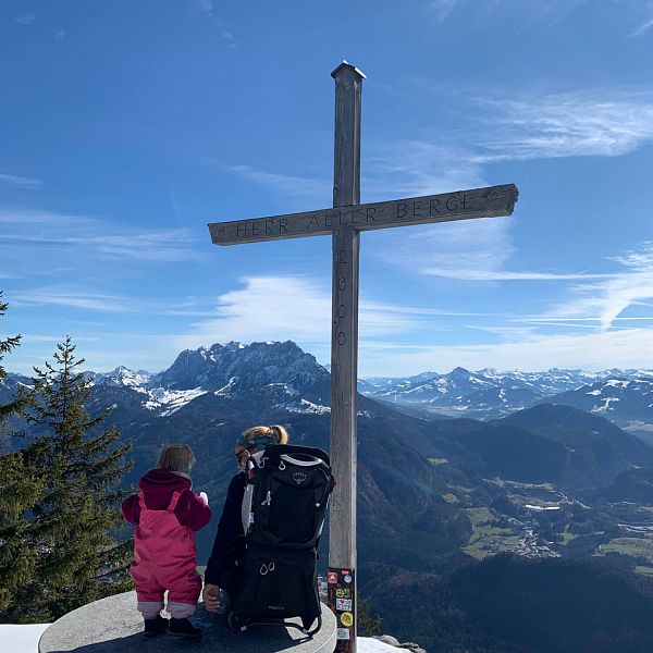 kaiserwinkl-wandern-mit-baby-am-gipfel