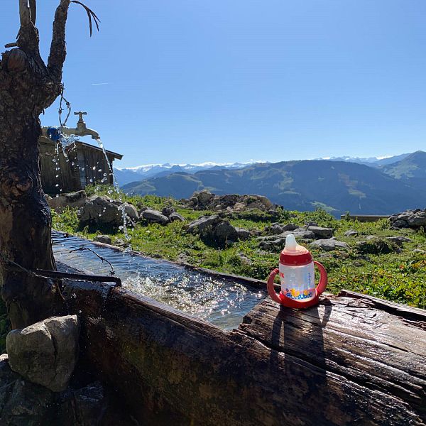 kaiserwinkl-wandern-mit-baby-flasche