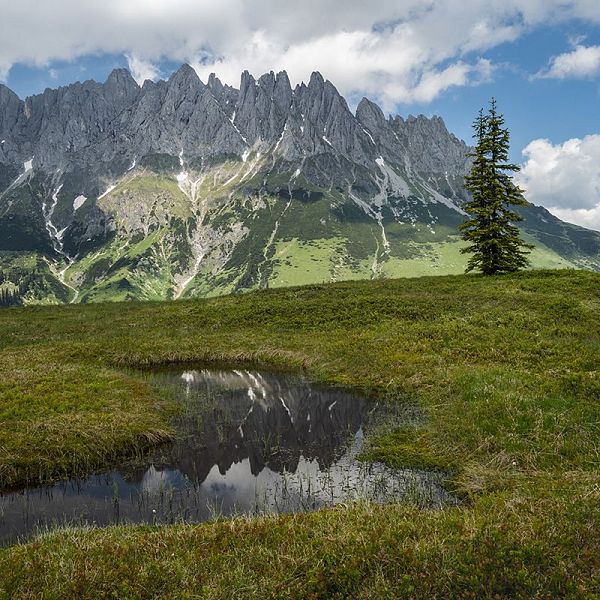 mountain-pond-with-wilder-kaiser-range-reflecting-2022-02-04-04-26-22-utc