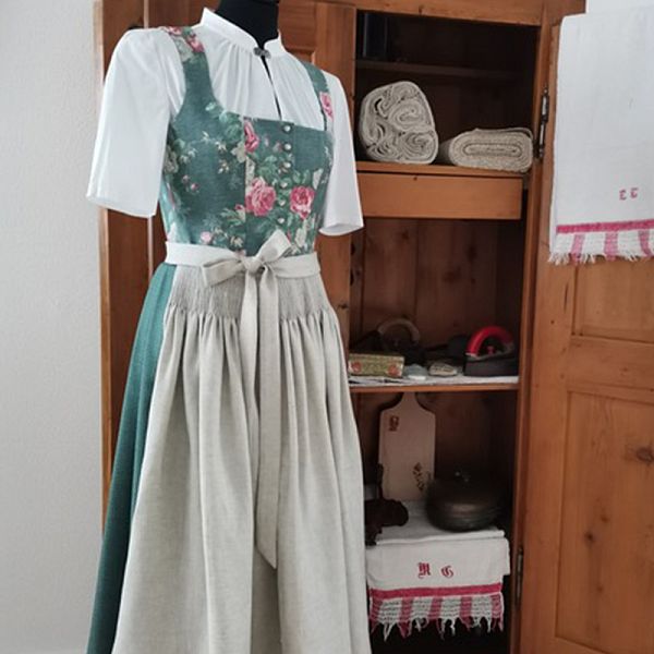 uli-kaiser-barbaras-sunnplatzl-dirndl-gruen