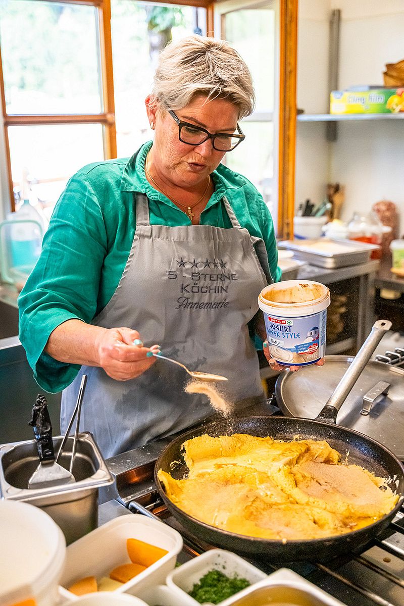 andi-gruhle-taubenseehuette-annemarie-backt-kaiserschmarrn