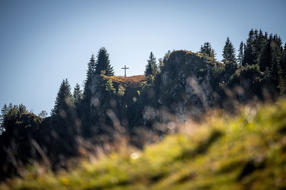 Blick zum Gipfelkreuz