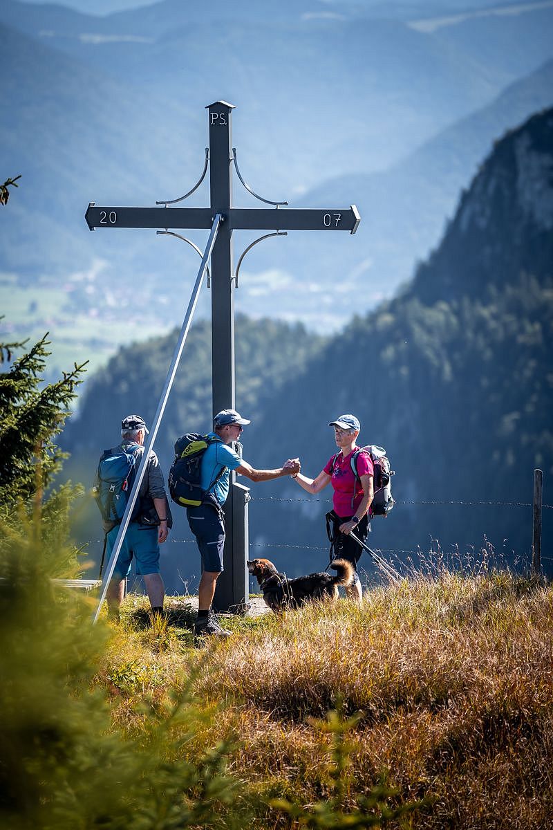 Handschlag am Gipfelkreuz