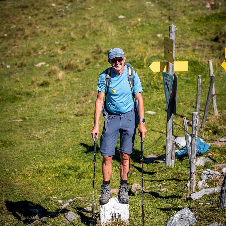 Wanderführer Tom balanciert auf einem Stein