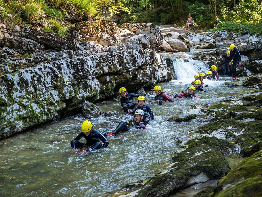 Kaiserwinkl_Urlaub_Sommer_Familie_Kinderprogramm_Kreative Sommerwerkstätte_Kids Canyoning