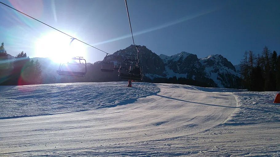 Kaiserwinkl Ski Koessen Sessellift Kaiser Gegenlicht