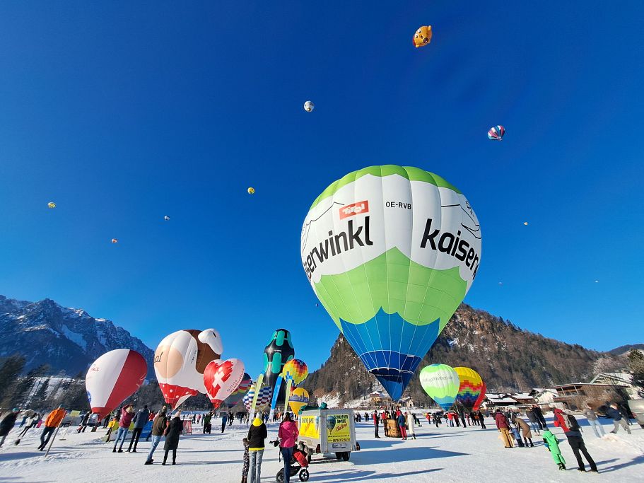 Kaiserwinkl Alpin Ballooning - bunter Himmel