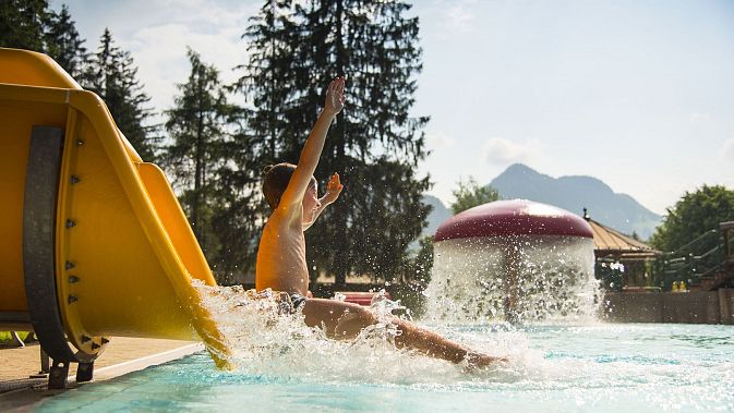 hd-kaiserwinkl-urlaub-aktivitaeten-koessen-sommer-baden-freischwimmbad-koessen-11