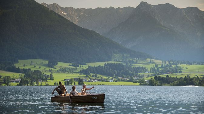 hd-kaiserwinkl-urlaub-aktivitaeten-walchsee-sommer-baden-badesee-bootfahren-5