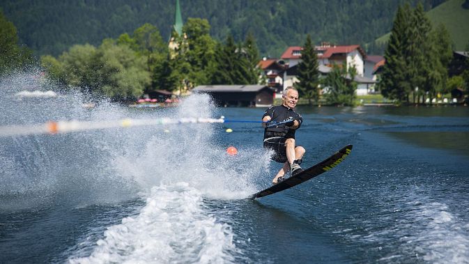 hd-kaiserwinkl-urlaub-aktivitaeten-walchsee-sommer-baden-badesee-wasserskifahren