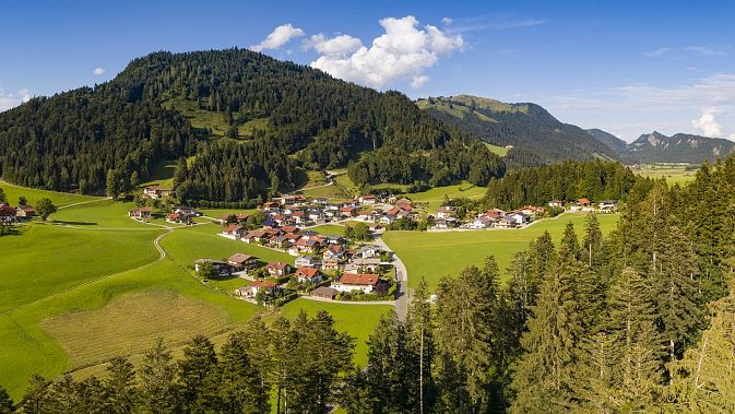 hd-kaiserwinkl-urlaub-landschaft-rettenschoess-sommerlandschaft-dorfzentrum-sommer-zahmer-kaiser