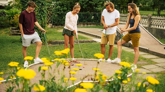 hd-kaiserwinkl-urlaub-sommer-sommeraktivitaeten-minigolfen